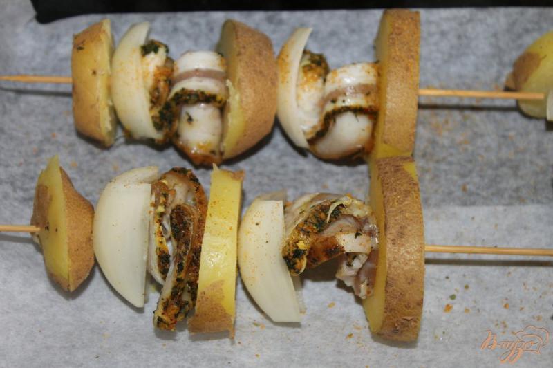 Фото приготовление рецепта: Картофельные шашлыки с луком и салом шаг №6