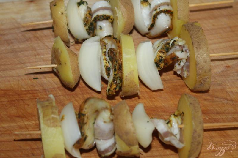 Фото приготовление рецепта: Картофельные шашлыки с луком и салом шаг №5
