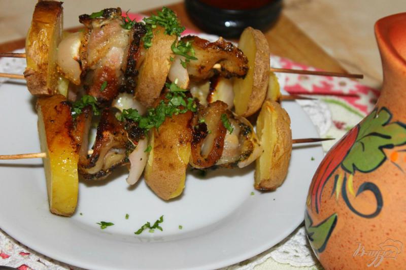 Фото приготовление рецепта: Картофельные шашлыки с луком и салом шаг №7