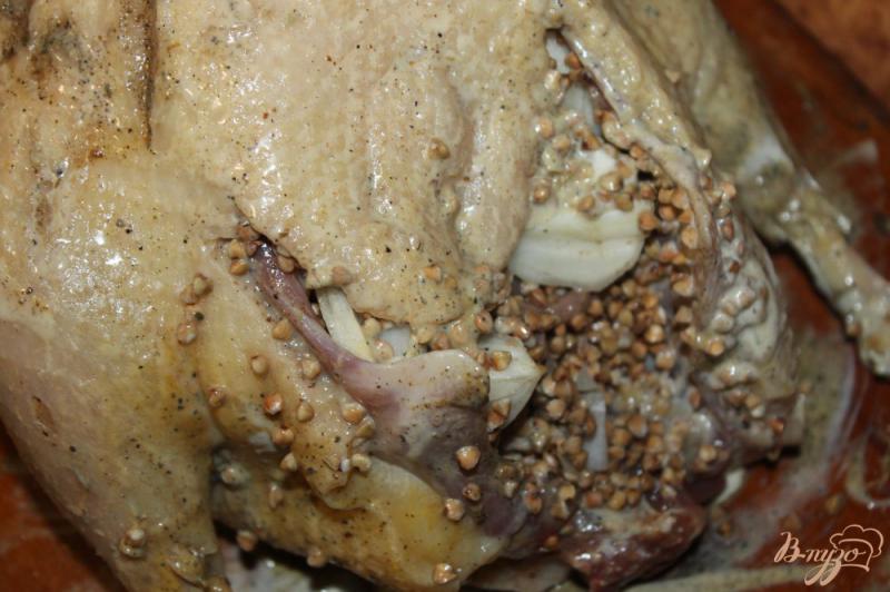 Фото приготовление рецепта: Утка фаршированная гречкой и потрохами, запеченная в рукаве шаг №7