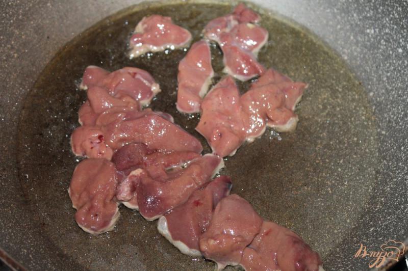 Фото приготовление рецепта: Тушеная куриная печень с баклажанами в соевом соусе шаг №3