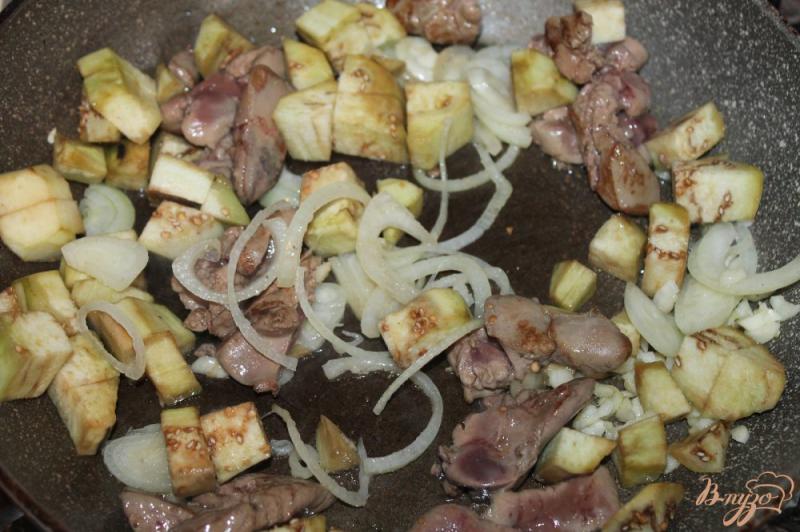 Фото приготовление рецепта: Тушеная куриная печень с баклажанами в соевом соусе шаг №4