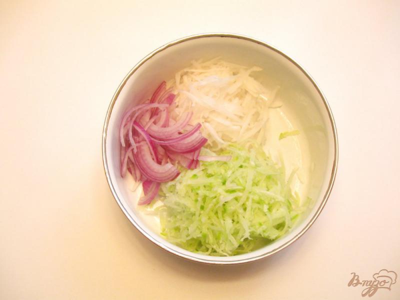 Фото приготовление рецепта: Салат из белой и зеленой редьки шаг №5