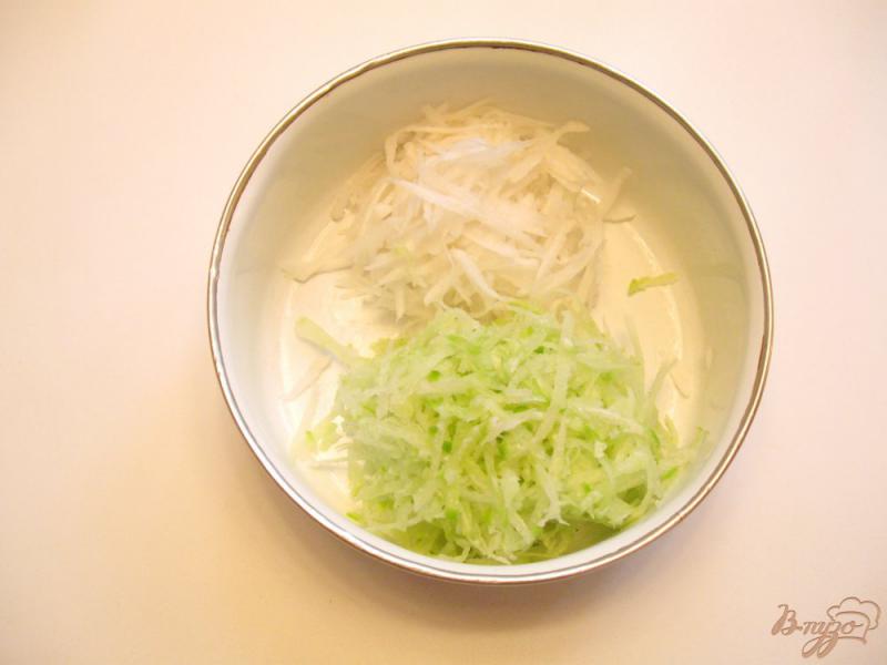 Фото приготовление рецепта: Салат из белой и зеленой редьки шаг №4