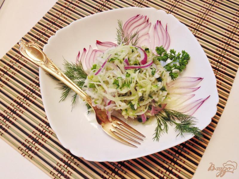 Фото приготовление рецепта: Салат из белой и зеленой редьки шаг №8