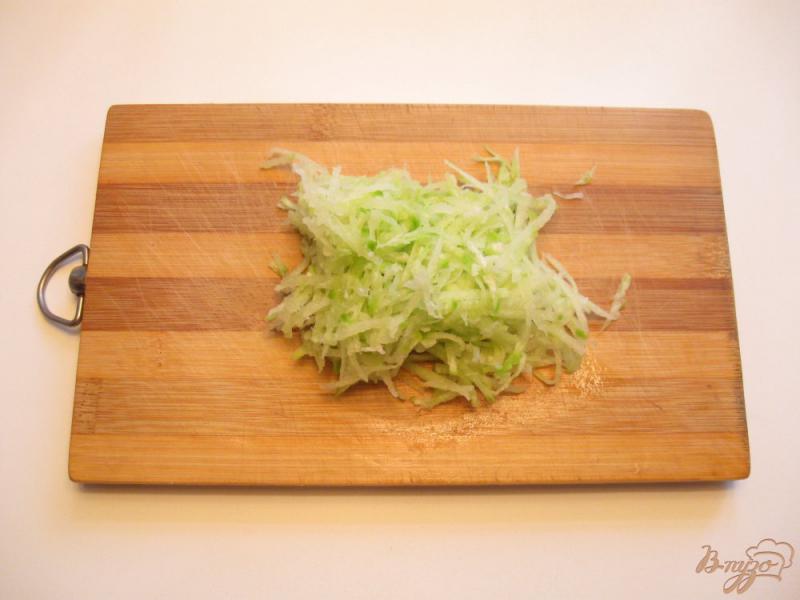 Фото приготовление рецепта: Салат из белой и зеленой редьки шаг №2