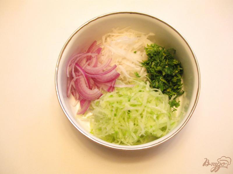 Фото приготовление рецепта: Салат из белой и зеленой редьки шаг №6
