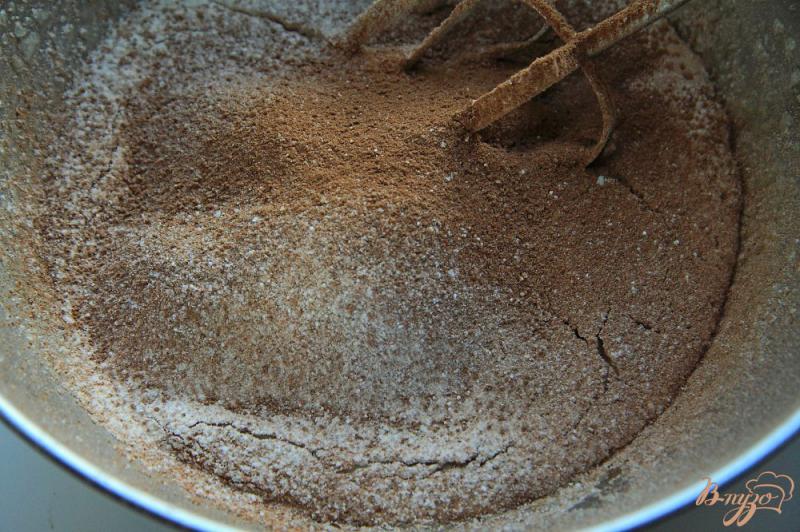 Фото приготовление рецепта: Бисквит шоколадный в микроволновке шаг №4
