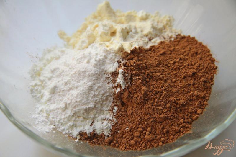 Фото приготовление рецепта: Бисквит шоколадный в микроволновке шаг №3