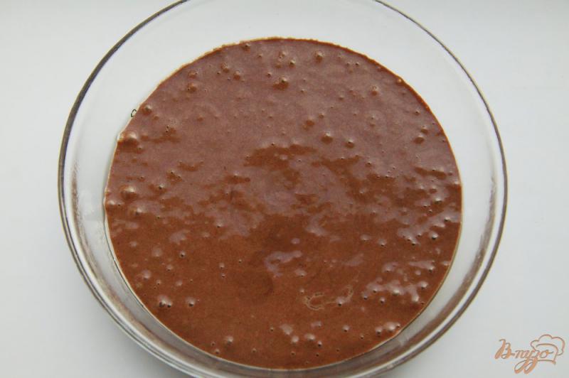 Фото приготовление рецепта: Бисквит шоколадный в микроволновке шаг №5