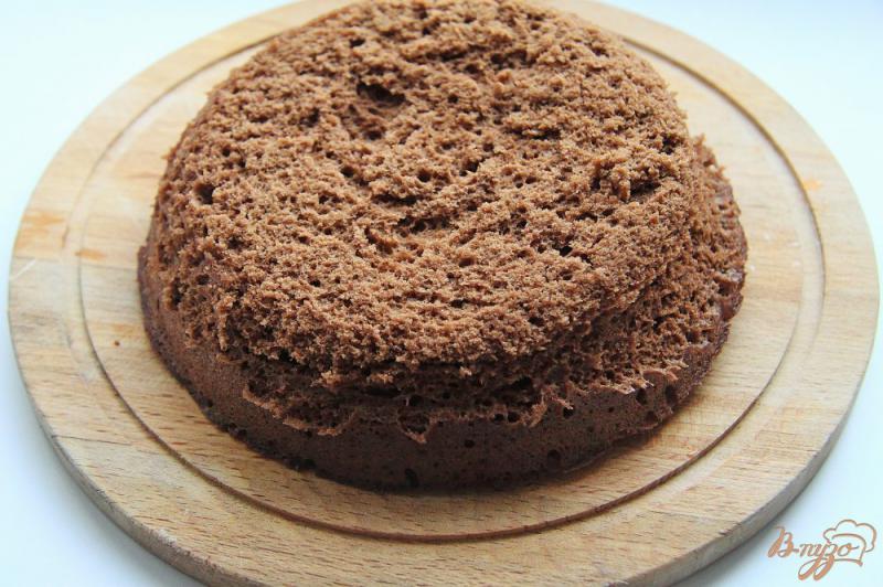 Фото приготовление рецепта: Бисквит шоколадный в микроволновке шаг №7