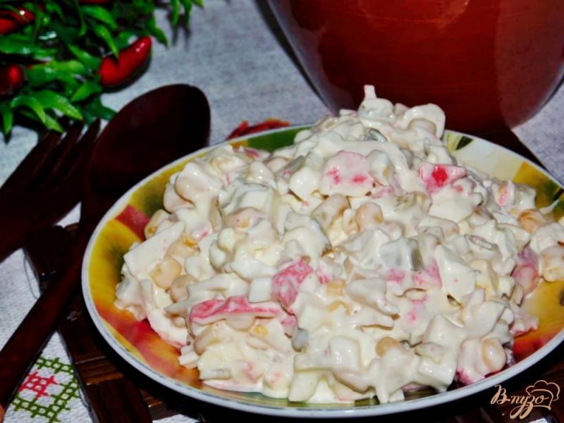 Фото приготовление рецепта: Салат с крабовыми палочками и кукурузой шаг №4