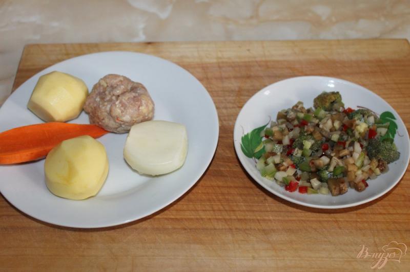 Фото приготовление рецепта: Овощной суп с фрикадельками и лапшой шаг №1