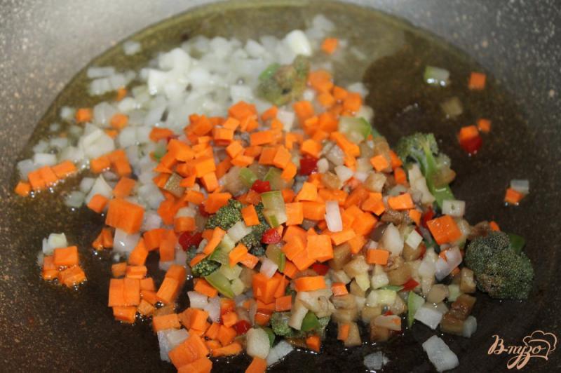 Фото приготовление рецепта: Овощной суп с фрикадельками и лапшой шаг №4