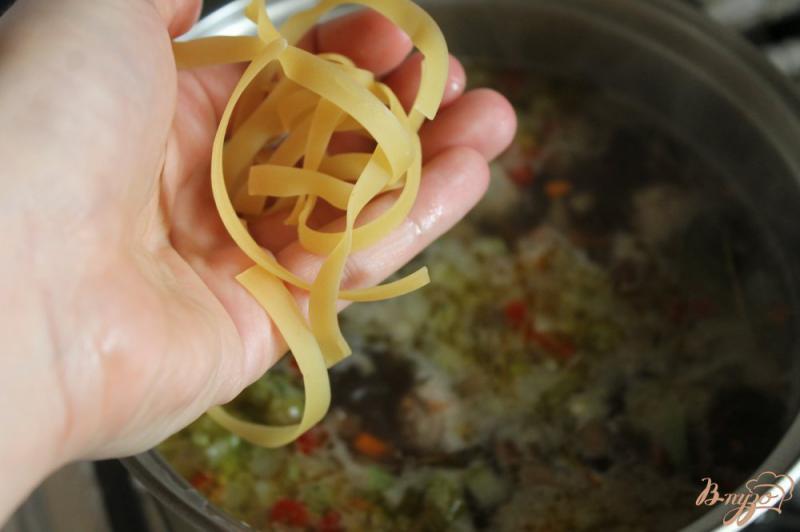 Фото приготовление рецепта: Овощной суп с фрикадельками и лапшой шаг №7