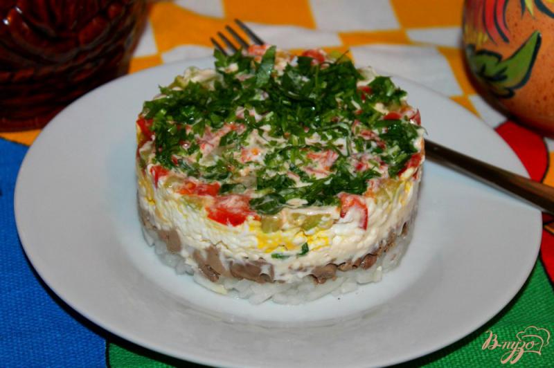 Фото приготовление рецепта: Слоеный салат с печенью, плавленым сыром и яйцом шаг №8