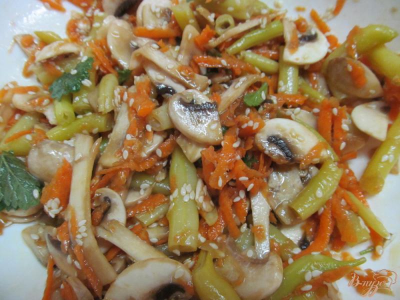 Фото приготовление рецепта: Морковный салат с грибами и фасолью шаг №4