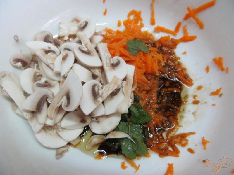 Фото приготовление рецепта: Морковный салат с грибами и фасолью шаг №2