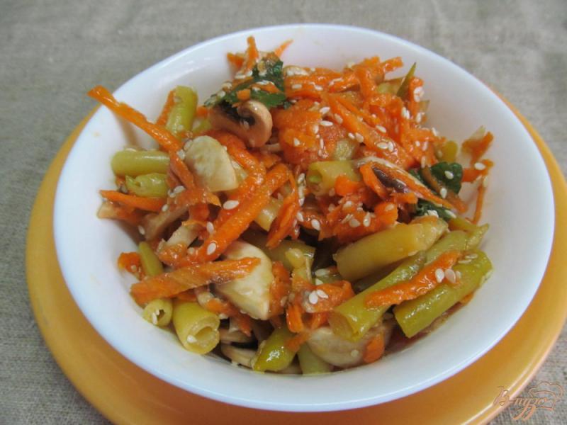 Фото приготовление рецепта: Морковный салат с грибами и фасолью шаг №5