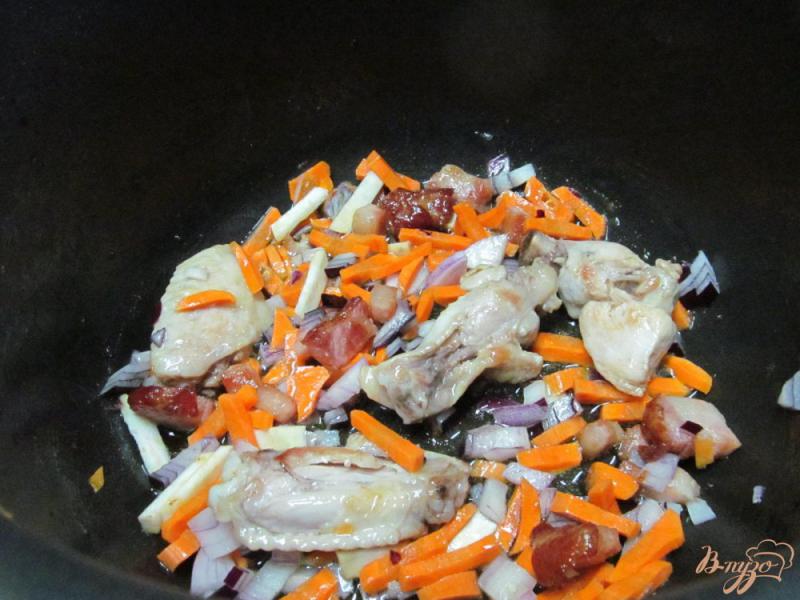 Фото приготовление рецепта: Перловка с куриными крыльями и беконом шаг №3