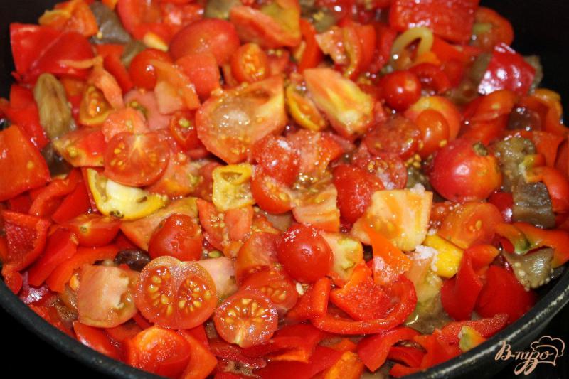 Фото приготовление рецепта: Баклажан с перцем, помидорами и шпинатом шаг №3