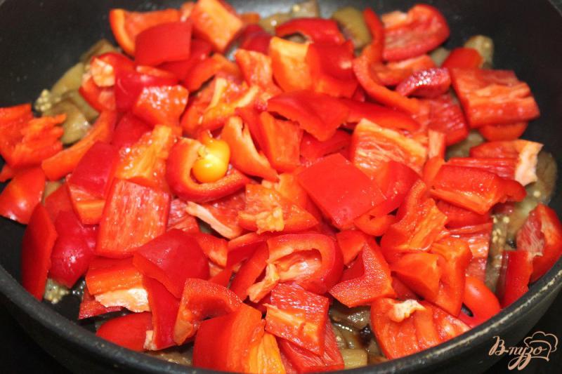Фото приготовление рецепта: Баклажан с перцем, помидорами и шпинатом шаг №2