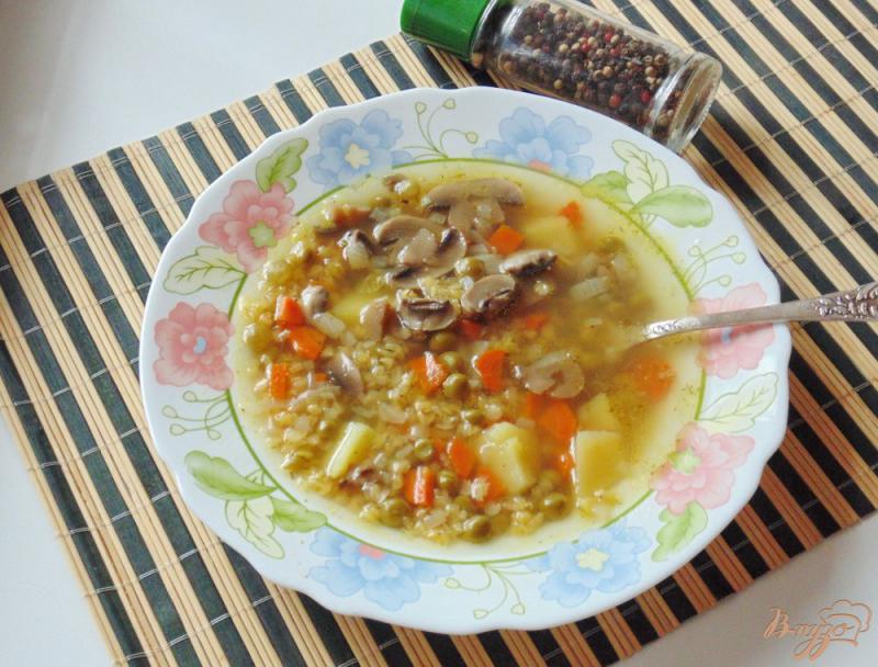 Фото приготовление рецепта: Суп с красной чечевицей и шампиньонами шаг №7