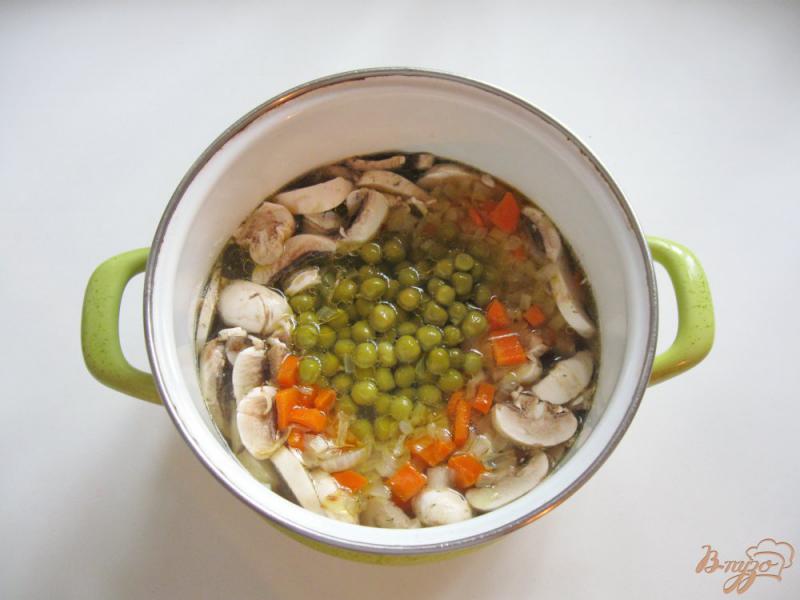 Фото приготовление рецепта: Суп с красной чечевицей и шампиньонами шаг №4