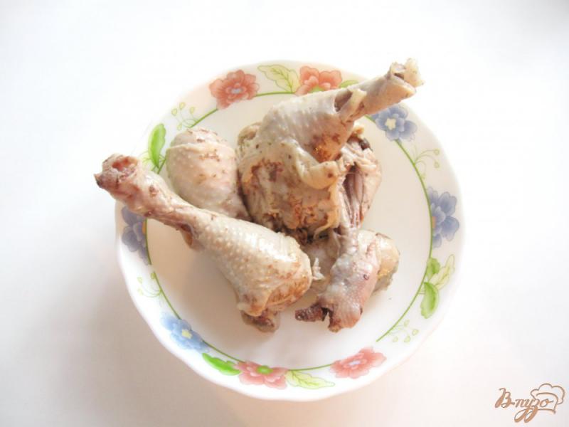 Фото приготовление рецепта: Холодец из курицы с шампиньонами шаг №4