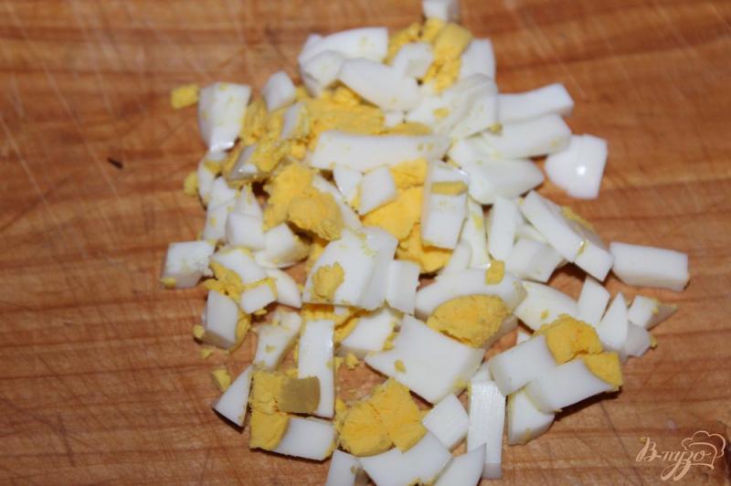 Фото приготовление рецепта: Салат из крабовых палочек, огурца, кукурузы и плавленого сыра шаг №2