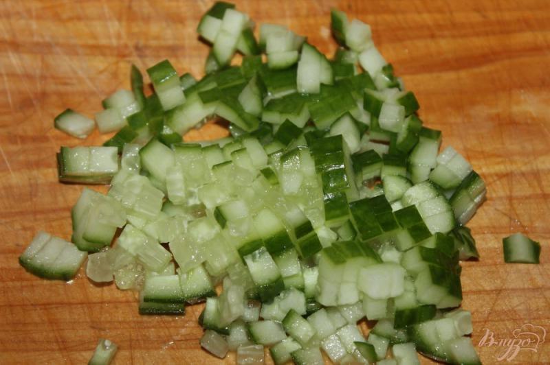 Фото приготовление рецепта: Салат из крабовых палочек, огурца, кукурузы и плавленого сыра шаг №3