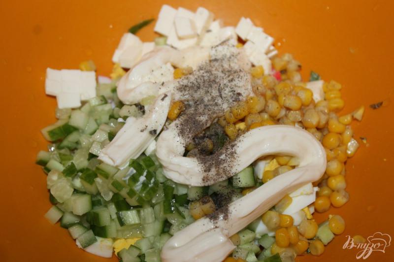 Фото приготовление рецепта: Салат из крабовых палочек, огурца, кукурузы и плавленого сыра шаг №6