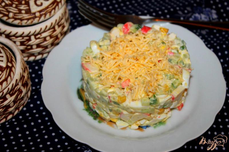 Фото приготовление рецепта: Салат из крабовых палочек, огурца, кукурузы и плавленого сыра шаг №7