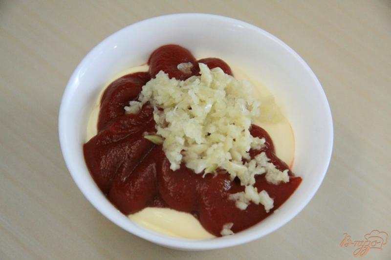 Фото приготовление рецепта: Чесночный соус из кетчупа и майонеза шаг №3