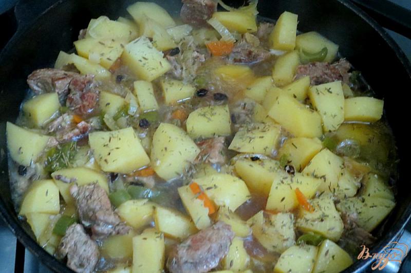 Фото приготовление рецепта: Картофель тушёный с мясом и овощами шаг №9