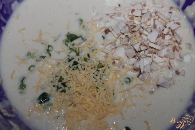 Фото приготовление рецепта: Соленые блины с сыром, грибами и шпинатом шаг №4