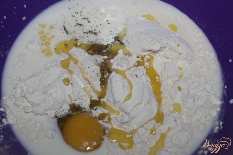 Фото приготовление рецепта: Соленые блины с сыром, грибами и шпинатом шаг №2