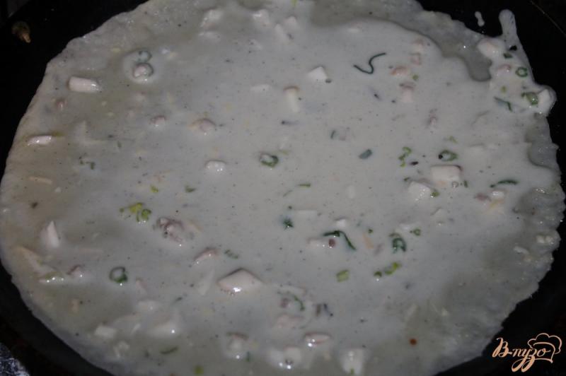 Фото приготовление рецепта: Соленые блины с сыром, грибами и шпинатом шаг №5