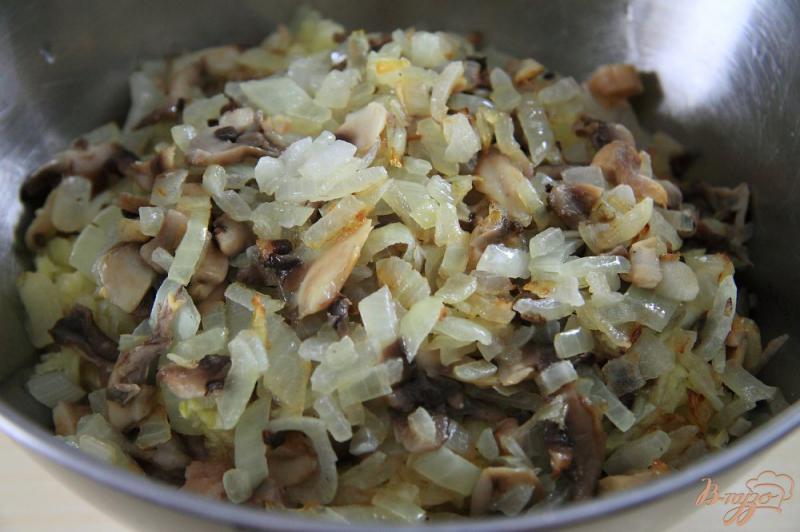 Фото приготовление рецепта: Лодочки из кабачков с фаршем и грибами в духовке шаг №6