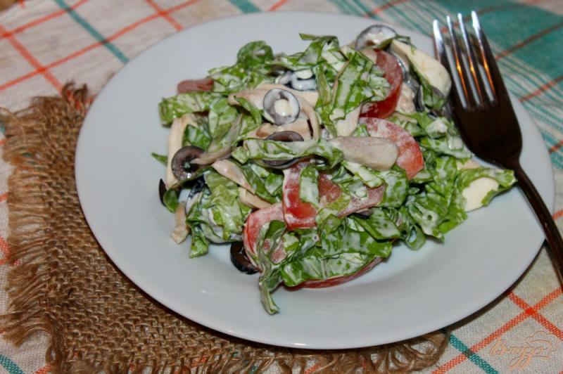 Фото приготовление рецепта: Салат из отварного куриного мяса, маслин и свежих шампиньонов шаг №7