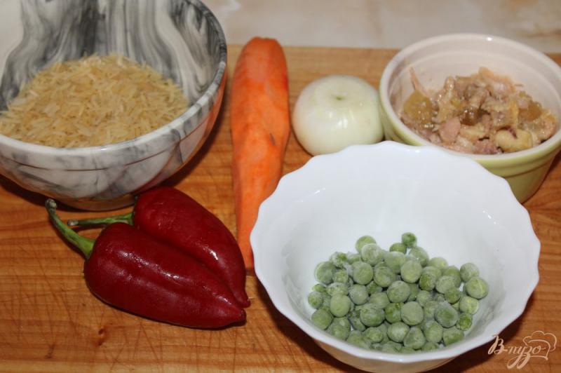 Фото приготовление рецепта: Рис с курицей и зеленым горошком в мультиварке шаг №1
