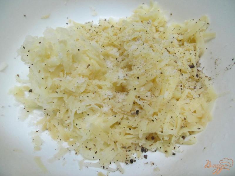 Фото приготовление рецепта: Салат из свеклы и рыбы на картофельной лепешке шаг №1