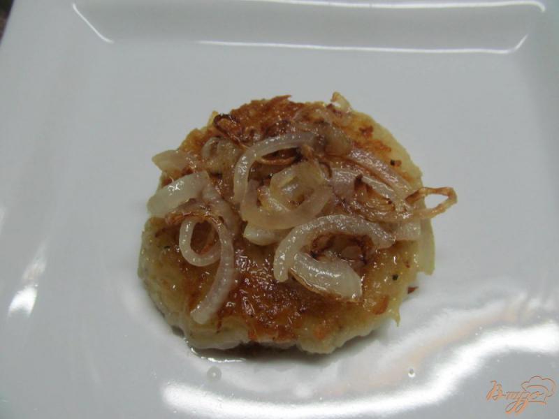 Фото приготовление рецепта: Салат из свеклы и рыбы на картофельной лепешке шаг №3