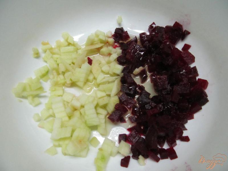 Фото приготовление рецепта: Салат из свеклы и рыбы на картофельной лепешке шаг №4