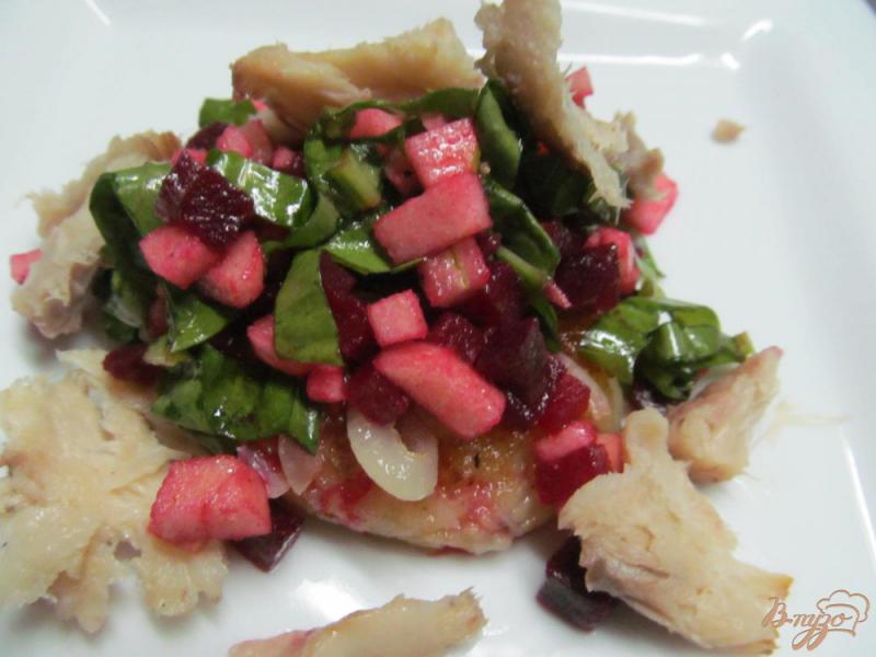 Фото приготовление рецепта: Салат из свеклы и рыбы на картофельной лепешке шаг №6