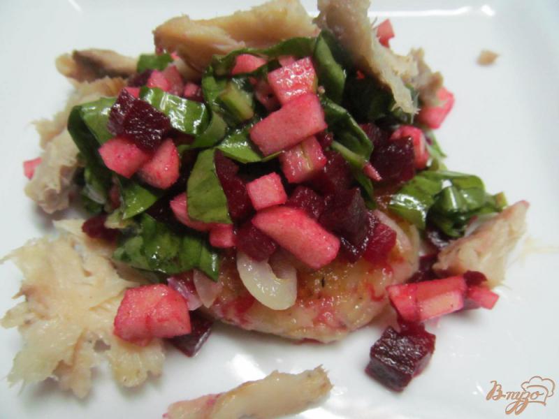 Фото приготовление рецепта: Салат из свеклы и рыбы на картофельной лепешке шаг №5