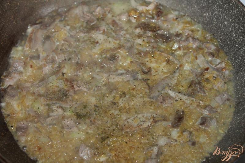 Фото приготовление рецепта: Булгур с лесными грибами и свининой шаг №5