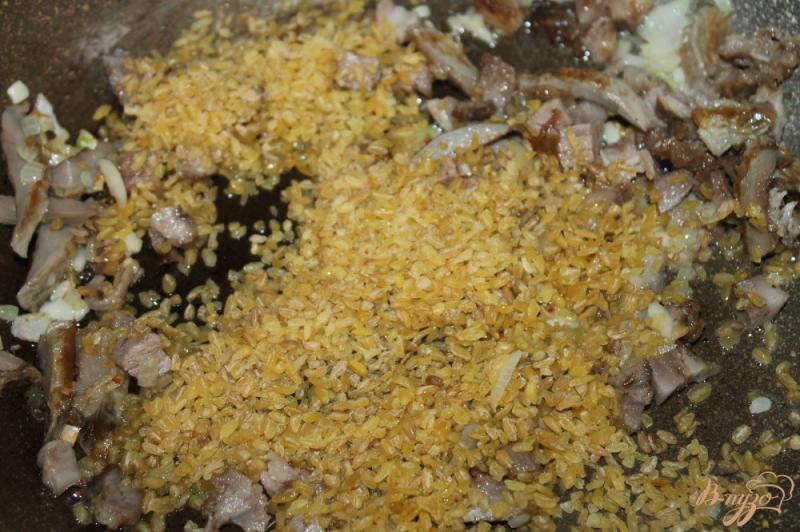 Фото приготовление рецепта: Булгур с лесными грибами и свининой шаг №4
