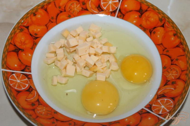 Фото приготовление рецепта: Тосты с яйцом, сыром и зеленью шаг №2