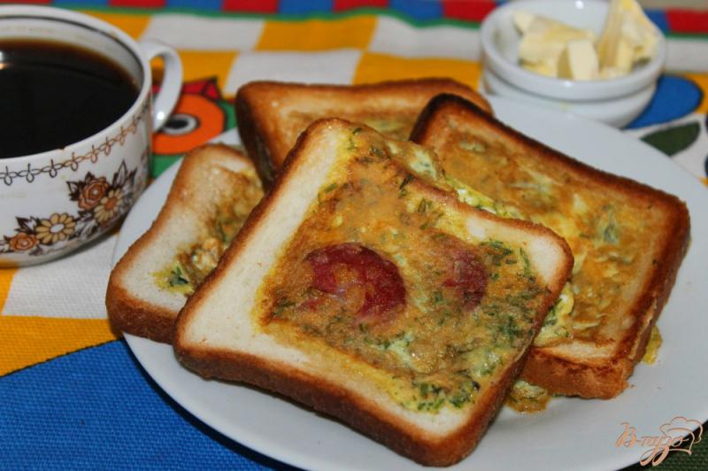 Фото приготовление рецепта: Тосты с яйцом, сыром и зеленью шаг №6